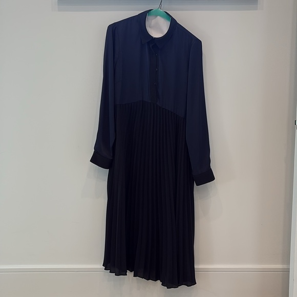 Cecily | Pleated Maternity & Nursing Midi Dress - Picture 4 of 5